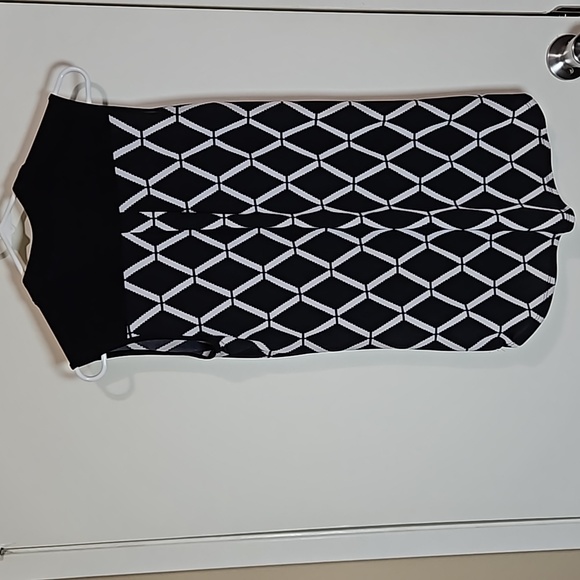 WOMEN'S SLEEVELESS BLOUSE SIZE SMALL - Picture 4 of 4